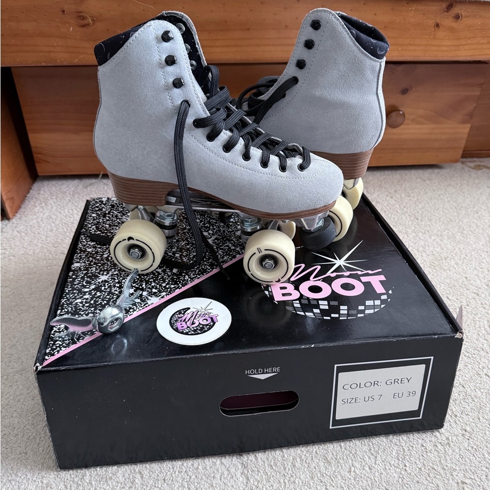 Moonlight roller skates